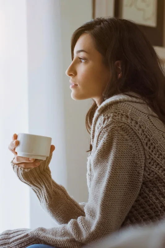 mujer-en-introspeccion-terapia-psicologica